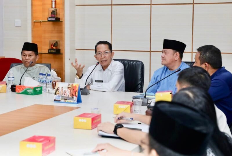 Wali Kota Batam, Amsakar Achmad, memimpin FGD laporan pendahuluan dokumen kajian optimalisasi dan strategi tata kelola pengangkutan sampah Kota Batam Tahun 2026 di Kantor Wali Kota Batam, Rabu (15/4/2026). Foto: Humas Diskominfo Batam