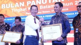 Wali Kota Batam Amsakar Achmad bersama Wakil Wali Kota Li Claudia Chandra menghadiri kegiatan Bulan Panutan Pajak Bumi dan Bangunan Perdesaan dan Perkotaan (PBB-P2) Kota Batam 2026 di Hotel Planet Holiday Batam, Selasa (21/4/2026). Foto: Humas Diskominfo Batam