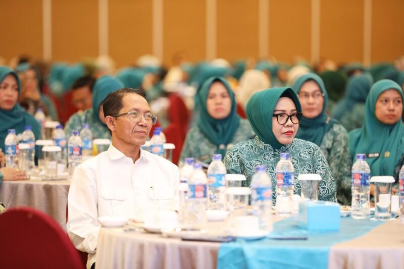 Wali Kota Batam, Amsakar Achmad, membuka Bimbingan Teknis (Bimtek) Administrasi Manajemen PKK dan pelaksanaan Permendagri Nomor 13 Tahun 2024 tentang Posyandu di Hotel Planet Holiday, Rabu (22/4/2026). Humas Diskominfo Batam