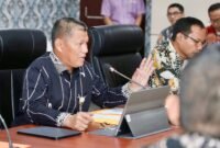 Sekda Batam, Firmansyah, memimpin rapat koordinasi terkait efisiensi anggaran dan rencana penjabaran kedua APBD Tahun Anggaran 2026 di Kantor Wali Kota Batam, Kamis (23/4/2026). Foto: Humas Diskominfo Batam