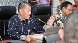 Sekda Batam, Firmansyah, memimpin rapat koordinasi terkait efisiensi anggaran dan rencana penjabaran kedua APBD Tahun Anggaran 2026 di Kantor Wali Kota Batam, Kamis (23/4/2026). Foto: Humas Diskominfo Batam