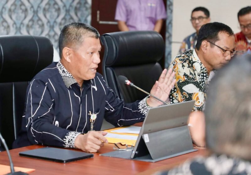 Sekda Batam, Firmansyah, memimpin rapat koordinasi terkait efisiensi anggaran dan rencana penjabaran kedua APBD Tahun Anggaran 2026 di Kantor Wali Kota Batam, Kamis (23/4/2026). Foto: Humas Diskominfo Batam