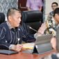 Sekda Batam, Firmansyah, memimpin rapat koordinasi terkait efisiensi anggaran dan rencana penjabaran kedua APBD Tahun Anggaran 2026 di Kantor Wali Kota Batam, Kamis (23/4/2026). Foto: Humas Diskominfo Batam