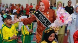Tawa anak-anak memecah suasana di TK Ibnu Sina Batam, Jumat (24/4/2026), saat Bunda PAUD Kota Batam, Erlita Amsakar, hadir menyapa. Foto: Humas Diskominfo Batam