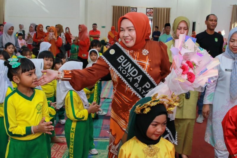 Tawa anak-anak memecah suasana di TK Ibnu Sina Batam, Jumat (24/4/2026), saat Bunda PAUD Kota Batam, Erlita Amsakar, hadir menyapa. Foto: Humas Diskominfo Batam