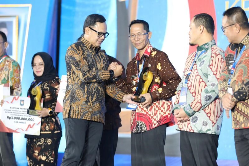Batam meraih penghargaan penurunan kemiskinan dan stunting dalam ajang Apresiasi Pemda Berprestasi 2026 di Palembang, Sabtu (25/4/2026). Foto: Humas Diskominfo Batam