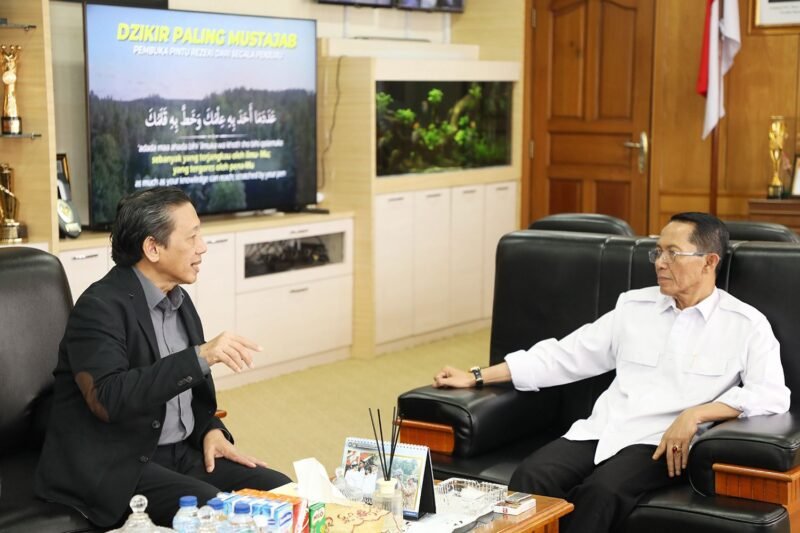 Wali Kota Batam, Amsakar Achmad, saat bertemu Deputi BRIN R. Hendrian di Kantor Wali Kota Batam, Rabu (29/4/2026). Foto: Humas Diskominfo Batam