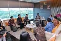 Menkomdigi Meutya Hafid saat menerima audiensi startup Gambit Hunter dan Ambisius Lab di Kantor Kementerian Komdigi, Jakarta Pusat, Jumat (10/04/2026). Foto: Ahmad Tri Hawaari/Komdigi