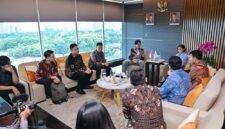 Menkomdigi Meutya Hafid saat menerima audiensi startup Gambit Hunter dan Ambisius Lab di Kantor Kementerian Komdigi, Jakarta Pusat, Jumat (10/04/2026). Foto: Ahmad Tri Hawaari/Komdigi