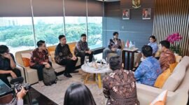 Menkomdigi Meutya Hafid saat menerima audiensi startup Gambit Hunter dan Ambisius Lab di Kantor Kementerian Komdigi, Jakarta Pusat, Jumat (10/04/2026). Foto: Ahmad Tri Hawaari/Komdigi