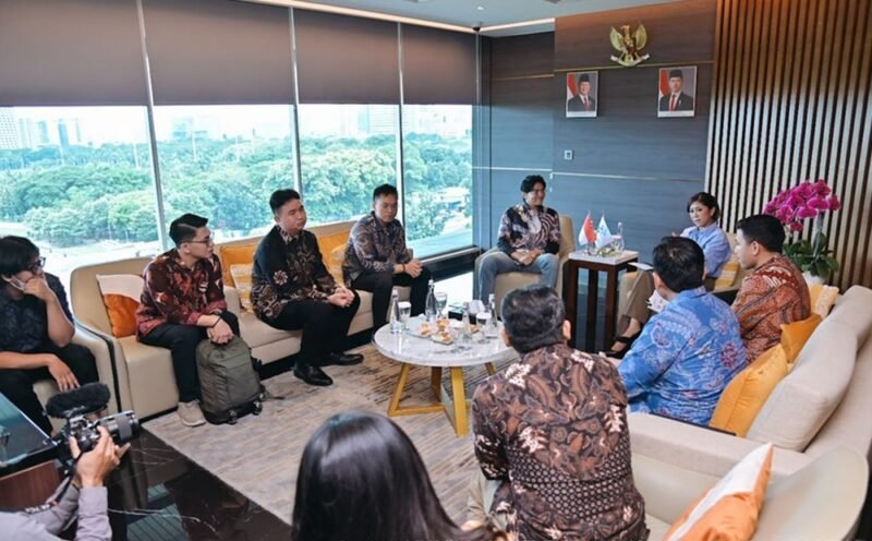 Menkomdigi Meutya Hafid saat menerima audiensi startup Gambit Hunter dan Ambisius Lab di Kantor Kementerian Komdigi, Jakarta Pusat, Jumat (10/04/2026). Foto: Ahmad Tri Hawaari/Komdigi