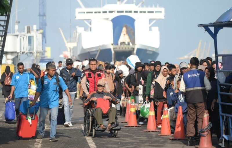 Penumpang yang menggunakan KM Kelud saat lebaran tahun ini. Foto: Istimewa