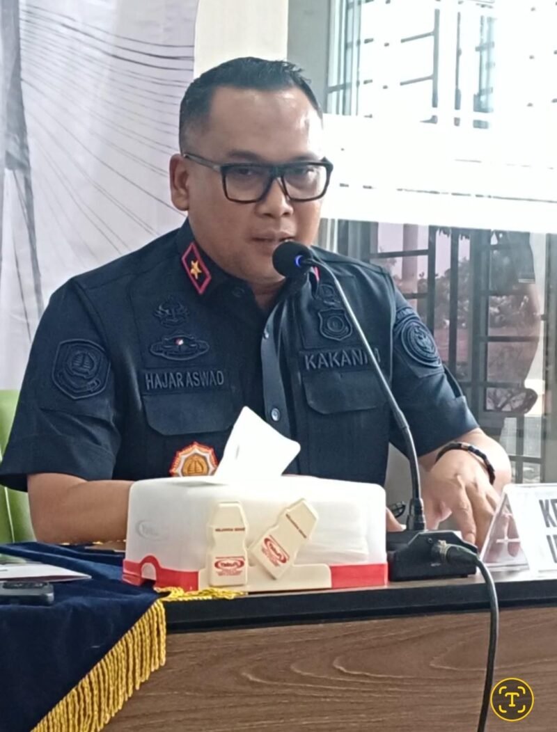 Kepala Kantor Imigrasi Kelas I Batam, Hajar Aswad, untuk sementara dinonaktifkan.