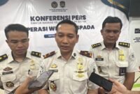 Konferensi pers OPERASI WIRA WASPADA di Ruang Pelayanan Lantai 1 Kantor Imigrasi Kelas I Khusus TPI Batam, Senin (13/4/2026).