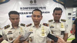 Konferensi pers OPERASI WIRA WASPADA di Ruang Pelayanan Lantai 1 Kantor Imigrasi Kelas I Khusus TPI Batam, Senin (13/4/2026).