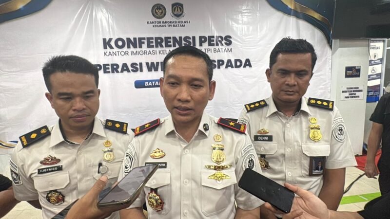 Konferensi pers OPERASI WIRA WASPADA di Ruang Pelayanan Lantai 1 Kantor Imigrasi Kelas I Khusus TPI Batam, Senin (13/4/2026).