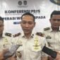 Konferensi pers OPERASI WIRA WASPADA di Ruang Pelayanan Lantai 1 Kantor Imigrasi Kelas I Khusus TPI Batam, Senin (13/4/2026).