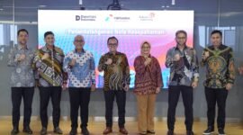 Direktur Utama Telkom Dian Siswarini dan Direktur Utama PGN Arief Kurnia Risdianto menandatangani kesepakatan tersebut di Jakarta, Jumat (10/4/2026). Foto: Istimewa