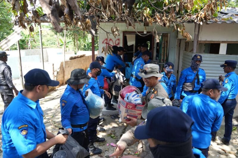 Tim Terpadu (Timdu) Kota Batam melaksanakan penertiban bangunan ilegal di Kelurahan Sei Binti, Kecamatan Sagulung, Kamis (16/4/2026). Foto: Istimewa