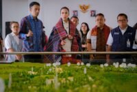 Kunjungan kerja hari kedua, Jumat (17/4), Menpar Widiyanti mengawali agenda di Pantai Bebas Parapat dan disambut oleh Bupati Simalungun, Anton Achmad Saragih. Foto: Kemenpar RI