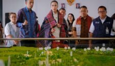 Kunjungan kerja hari kedua, Jumat (17/4), Menpar Widiyanti mengawali agenda di Pantai Bebas Parapat dan disambut oleh Bupati Simalungun, Anton Achmad Saragih. Foto: Kemenpar RI