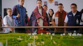 Kunjungan kerja hari kedua, Jumat (17/4), Menpar Widiyanti mengawali agenda di Pantai Bebas Parapat dan disambut oleh Bupati Simalungun, Anton Achmad Saragih. Foto: Kemenpar RI