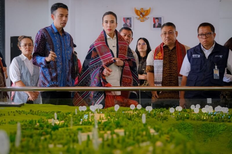 Kunjungan kerja hari kedua, Jumat (17/4), Menpar Widiyanti mengawali agenda di Pantai Bebas Parapat dan disambut oleh Bupati Simalungun, Anton Achmad Saragih. Foto: Kemenpar RI