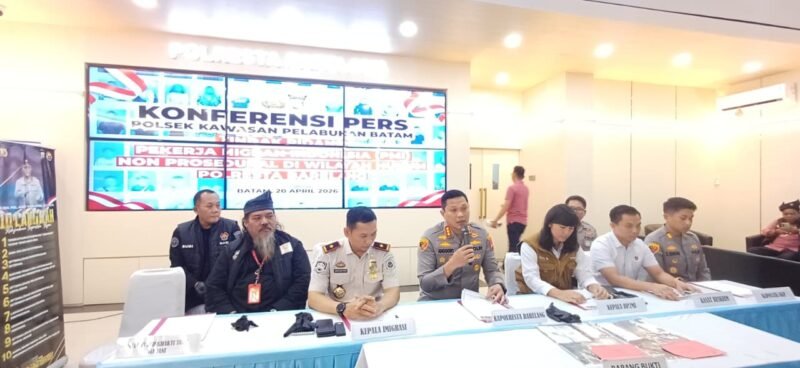 Polresta Barelang konferensi pers terkait keberangkatan 78 Pekerja Migran Indonesia (PMI) non prosedural yang hendak bekerja ke Malaysia melalui Pelabuhan Internasional Batam Centre.