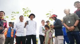 BP Batam bersama Kementerian Transmigrasi, Forkopimda, PT. MEG dan masyarakat Tanjung Banon, melakukan aksi gotong royong untuk menciptakan lingkungan yang sejuk dan nyaman, Rabu (22/4/2026). Foto: Humas BP Batam