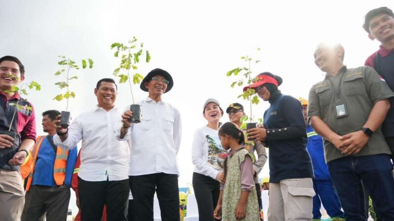 BP Batam bersama Kementerian Transmigrasi, Forkopimda, PT. MEG dan masyarakat Tanjung Banon, melakukan aksi gotong royong untuk menciptakan lingkungan yang sejuk dan nyaman, Rabu (22/4/2026). Foto: Humas BP Batam