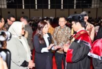 Menteri Komunikasi dan Digital RI, Meutya Hafid, hadir dalam wisuda Telkom University, Bandung, Sabtu (25/4/2026). Foto: Istimewa