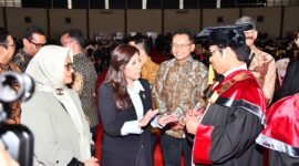 Menteri Komunikasi dan Digital RI, Meutya Hafid, hadir dalam wisuda Telkom University, Bandung, Sabtu (25/4/2026). Foto: Istimewa