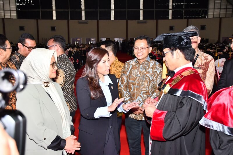 Menteri Komunikasi dan Digital RI, Meutya Hafid, hadir dalam wisuda Telkom University, Bandung, Sabtu (25/4/2026). Foto: Istimewa