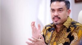 Menteri Usaha Mikro, Kecil, dan Menengah (UMKM) Maman Abdurrahman sekitar 70 persen distribusi bahan baku (nafta) melewati jalur Selat Hormuz yang saat ini terdampak konflik geopolitik dan mendorong kenaikan harga plastik secara signifikan. Pemerintah bersama Kementerian Perdagangan menyiapkan langkah jangka pendek dan jangka panjang untuk meghadapi kondisi tersebut. Foto: Kementerian UMKM