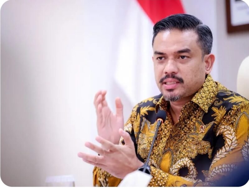 Menteri Usaha Mikro, Kecil, dan Menengah (UMKM) Maman Abdurrahman sekitar 70 persen distribusi bahan baku (nafta) melewati jalur Selat Hormuz yang saat ini terdampak konflik geopolitik dan mendorong kenaikan harga plastik secara signifikan. Pemerintah bersama Kementerian Perdagangan menyiapkan langkah jangka pendek dan jangka panjang untuk meghadapi kondisi tersebut. Foto: Kementerian UMKM