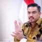 Menteri Usaha Mikro, Kecil, dan Menengah (UMKM) Maman Abdurrahman sekitar 70 persen distribusi bahan baku (nafta) melewati jalur Selat Hormuz yang saat ini terdampak konflik geopolitik dan mendorong kenaikan harga plastik secara signifikan. Pemerintah bersama Kementerian Perdagangan menyiapkan langkah jangka pendek dan jangka panjang untuk meghadapi kondisi tersebut. Foto: Kementerian UMKM