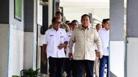 Presiden Prabowo Subianto meninjau pelaksanaan renovasi fasilitas pendidikan di Sekolah Menengah Atas Negeri 1 Cilacap, Kabupaten Cilacap, Provinsi Jawa Tengah, Rabu (29/4/2026). BPMI Setpres