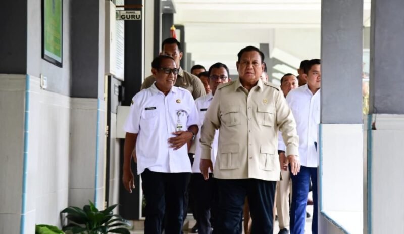 Presiden Prabowo Subianto meninjau pelaksanaan renovasi fasilitas pendidikan di Sekolah Menengah Atas Negeri 1 Cilacap, Kabupaten Cilacap, Provinsi Jawa Tengah, Rabu (29/4/2026). BPMI Setpres