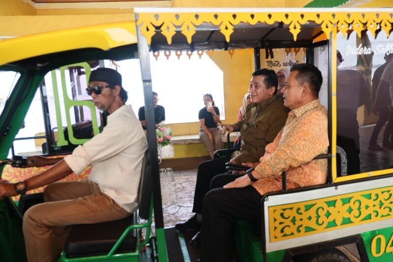 Deputi Bidang Pembangunan Kewilayahan Bappenas RI Medrilzam didampingi Gubernur Kepulauan Riau H Ansar Ahmad berkunjung ke Pulau Penyengat, Jumat (10/4/2026). Foto: Diskominfo Kepri 