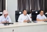 Sekretaris Daerah Batam, Firmansyah, yang juga Ketua Satgas MBG, memimpin langsung rapat evaluasi di Kantor Wali Kota Batam, Rabu (29/4/2026). Foto: Humas Diskominfo Batam