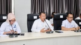 Sekretaris Daerah Batam, Firmansyah, yang juga Ketua Satgas MBG, memimpin langsung rapat evaluasi di Kantor Wali Kota Batam, Rabu (29/4/2026). Foto: Humas Diskominfo Batam
