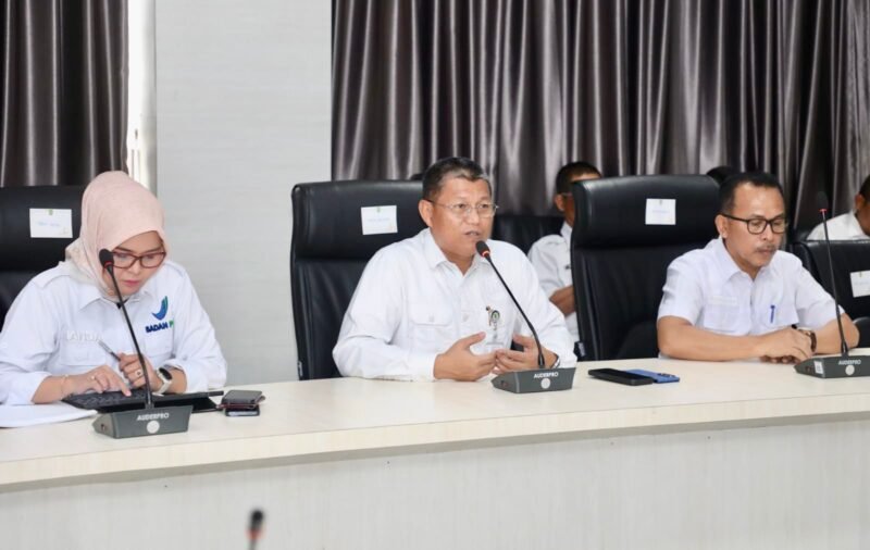 Sekretaris Daerah Batam, Firmansyah, yang juga Ketua Satgas MBG, memimpin langsung rapat evaluasi di Kantor Wali Kota Batam, Rabu (29/4/2026). Foto: Humas Diskominfo Batam