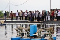 Tim reses Komisi IX DPR RI meninjau tambak udang vaname milik PT Win Win Shrimp di Tanjungpinang, Rabu (22/4/2026). Foto: Diskominfo Kepri