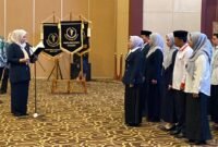 YKI Pusat mengukuhkan Dewi Kumalasari Ansar sebagai Ketua YKI Provinsi Kepulauan Riau masa bakti 2026–2031 di Aula Wan Seri Beni, Dompak, Jumat (17/4/2026). Foto: Diskominfo Kepri