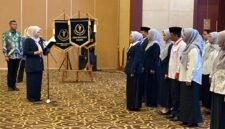 YKI Pusat mengukuhkan Dewi Kumalasari Ansar sebagai Ketua YKI Provinsi Kepulauan Riau masa bakti 2026–2031 di Aula Wan Seri Beni, Dompak, Jumat (17/4/2026). Foto: Diskominfo Kepri