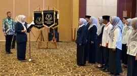 YKI Pusat mengukuhkan Dewi Kumalasari Ansar sebagai Ketua YKI Provinsi Kepulauan Riau masa bakti 2026–2031 di Aula Wan Seri Beni, Dompak, Jumat (17/4/2026). Foto: Diskominfo Kepri