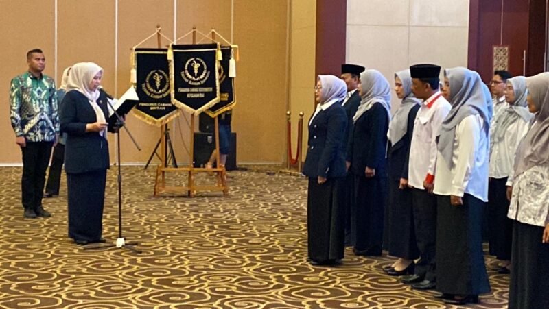 YKI Pusat mengukuhkan Dewi Kumalasari Ansar sebagai Ketua YKI Provinsi Kepulauan Riau masa bakti 2026–2031 di Aula Wan Seri Beni, Dompak, Jumat (17/4/2026). Foto: Diskominfo Kepri