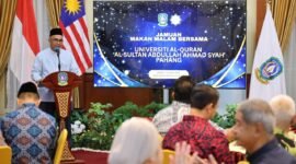 Naib Canselor Universiti Al-Quran Al-Sultan Abdullah Ahmad Shah Pahang (UNIQSAAS Mohd Zawavi Bin Zainal Abidin memberikan kata sambutan dalam jamuan makan malam di Gedung Daerah, Tanjungpinang, Jumat (10/4/2026) malam. Foto: Diskominfo Kepri