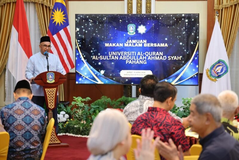 Naib Canselor Universiti Al-Quran Al-Sultan Abdullah Ahmad Shah Pahang (UNIQSAAS Mohd Zawavi Bin Zainal Abidin memberikan kata sambutan dalam jamuan makan malam di Gedung Daerah, Tanjungpinang, Jumat (10/4/2026) malam. Foto: Diskominfo Kepri