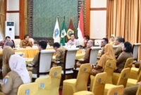 Asisten Direktur BI Kepri Husni Mapain (kiri depan) dalam kegiatan High Level Meeting (HLM) Percepatan dan Perluasan Digitalisasi Daerah di pimpin Gubernur Kepri Ansar Ahmad dan dihadiri para Bupati dan Wali Kota se-Provinsi Kepulauan Riau di Gedung Daerah, Tanjungpinang, Selasa (14/4/2026). Foto: ADPIM Kepri